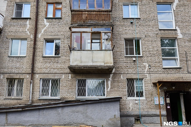 Дом на Серафимовича, 25 начал рассыпаться в 2015 году, когда на площадке «Сибирячки» стали забивать сваи | Источник: Валерия Киселёва / NGS.ru