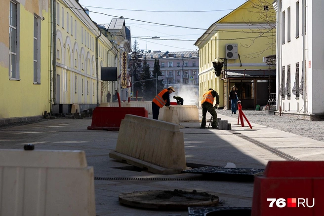 Улицу Максимова начали ремонтировать в 2025, поэтому она почти готова | Источник: Евгений Кудрявцев / 76.RU 