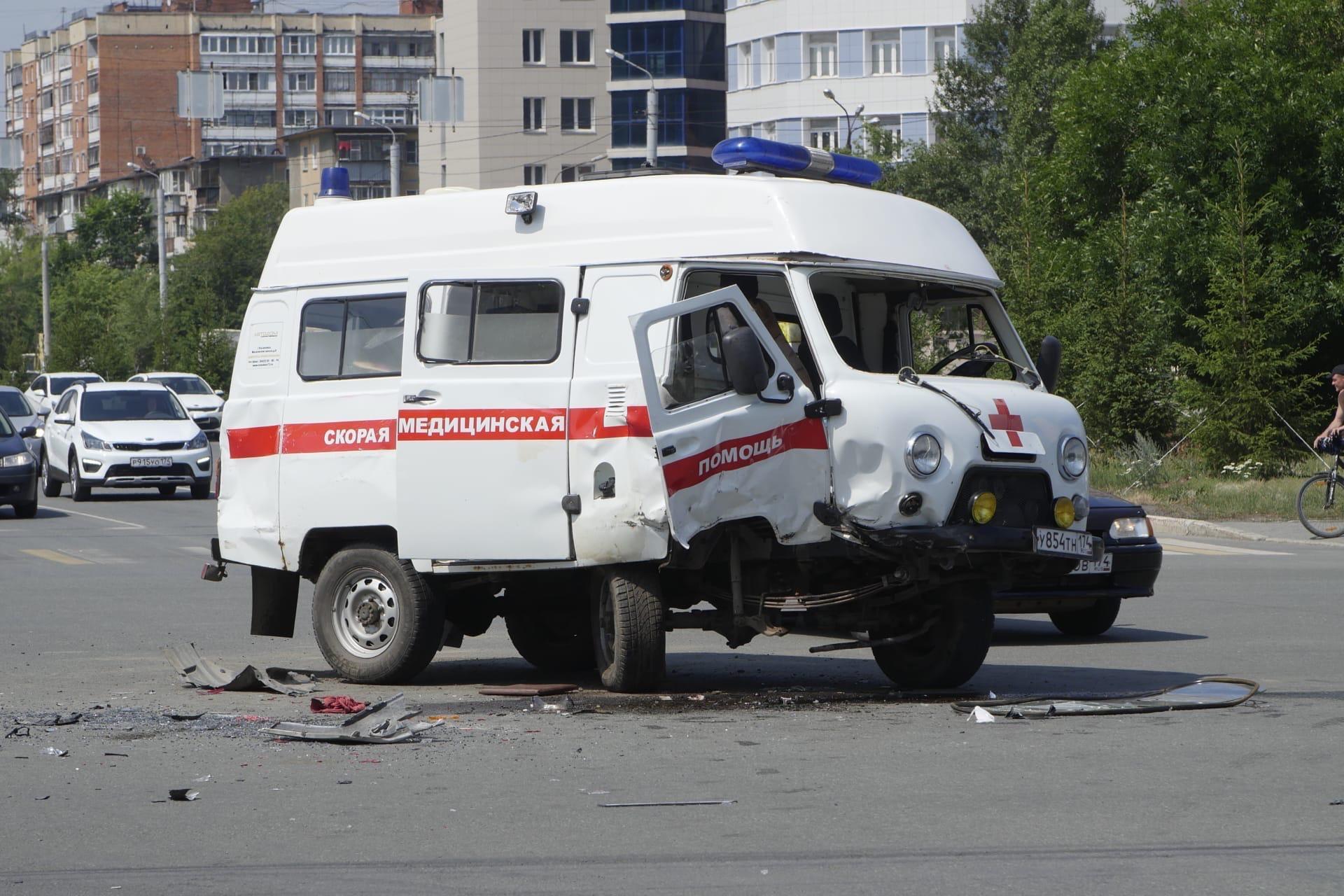 Авария с перевернувшейся скорой в Челябинске попала на видео 8 июля 2020 г  - 8 июля 2020 - 74.ру