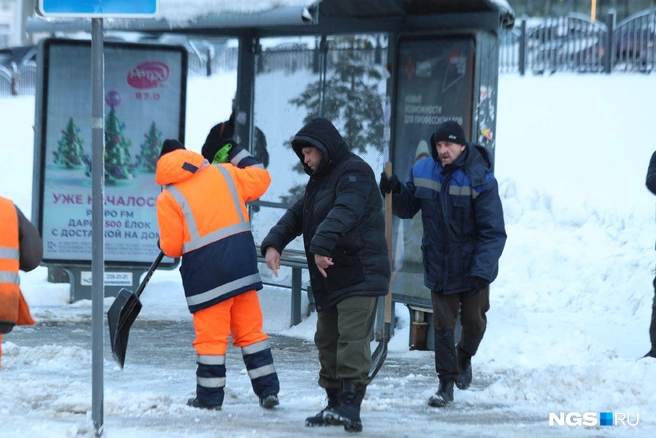Дорожники чистят магистрали, остановки, парковочные карманы и тротуары | Источник: Андрей Бортко / NGS.RU