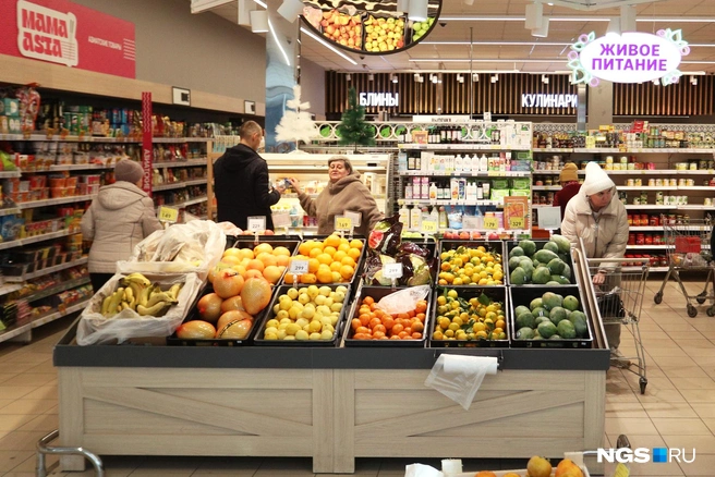 В магазине днем было около 10 покупателей | Источник: Андрей Бортко / NGS.RU