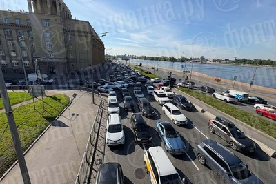 Мост Александра Невского: утром центр свободен, подходы в пробках
