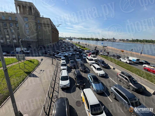 Не всё стоит: показываем, как сейчас едет мост Александра Невского | Источник: «Фонтанка.ру»