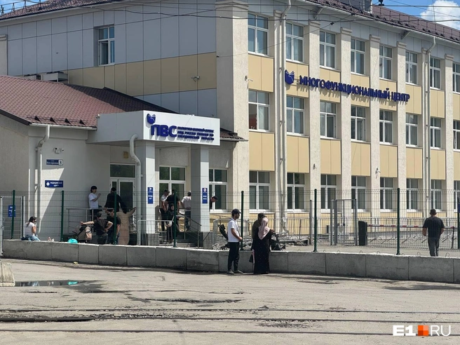 Стихийный базар появился вскоре после того, как на Кислородную переехал миграционный центр | Источник: Алина Глинских / E1.RU