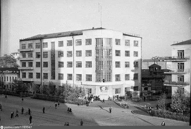 Перекрёсток Ленина и Толмачёва, 1945–1955 годы | Источник: pastvu.com