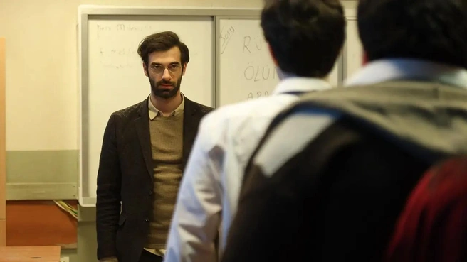 Сериал получился сильным и очень противоречивым | Источник: кадр из сериала «Учитель» (18+), студия Medyapım и MF Yapım, реж. Корай Керимоглу, 2020 год