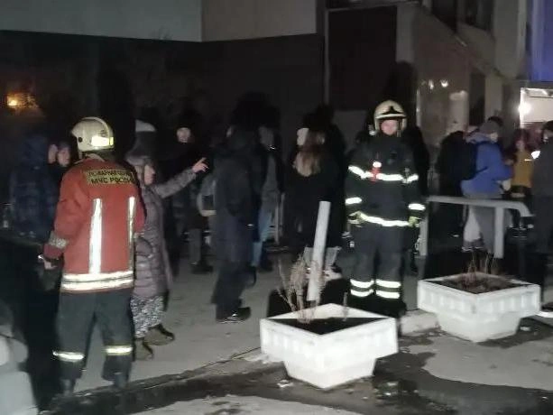 Эвакуированные жильцы многоэтажки собрались на улице