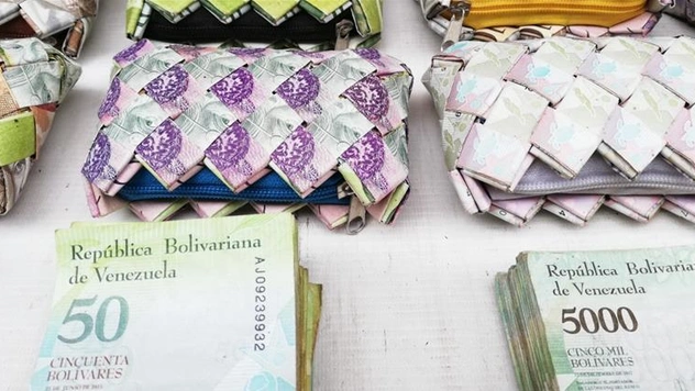 Валюта Венесуэлы обесценилась настолько, что из денег начали делать сувениры для продажи туристам