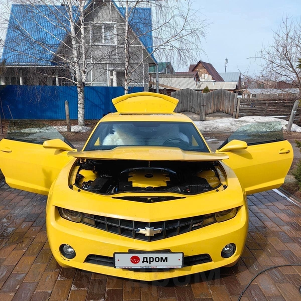 Желтый Chevrolet Camaro — тот самый Бамблби из «Трансформеров» | Источник: Drom.ru