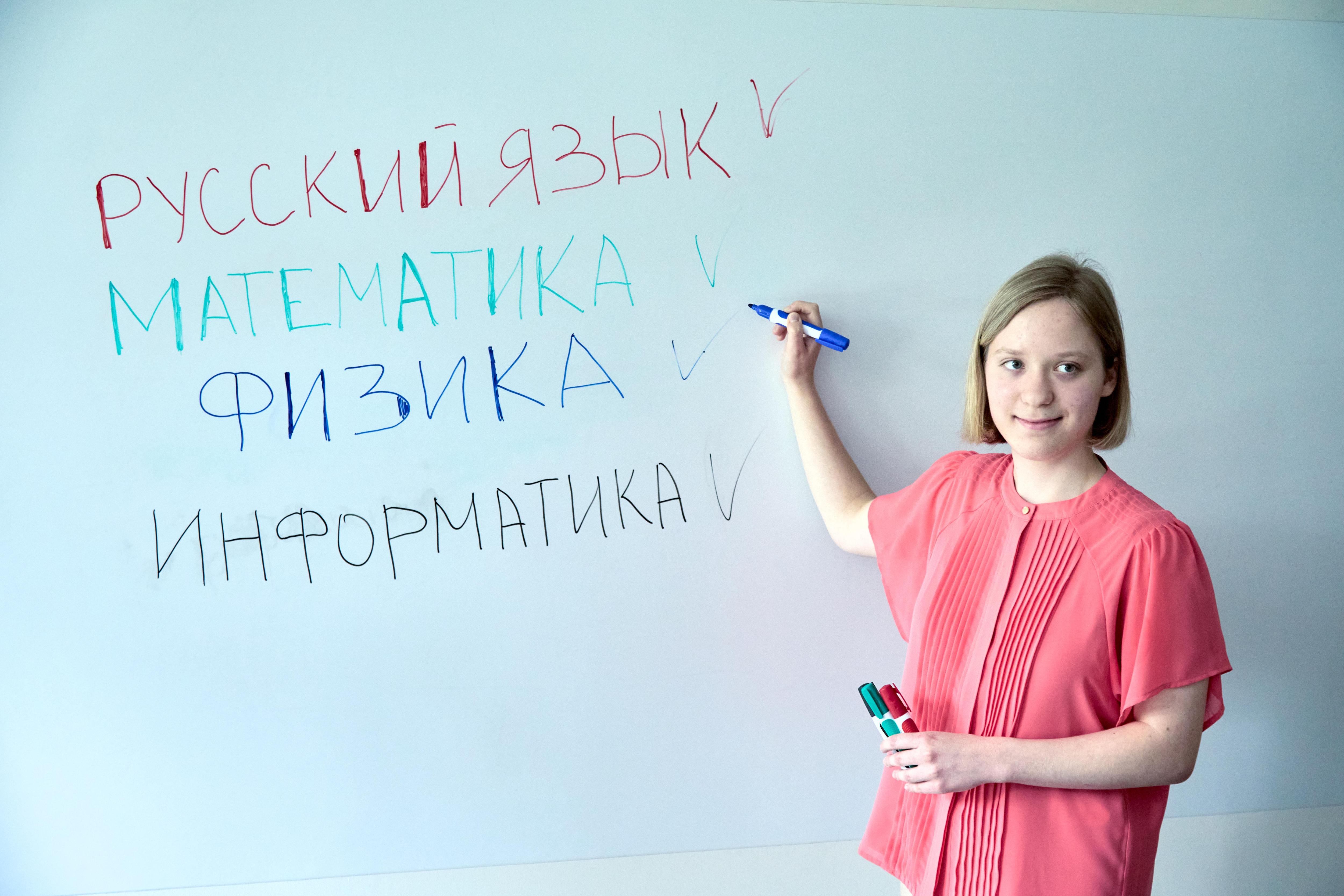 Единственная в России школьница сдала ЕГЭ на 400 баллов. Как она готовилась и куда будет поступать?