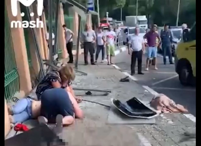 В Сочи один человек погиб из-за вылетевшего на остановку автомобиля | ya62.ru
