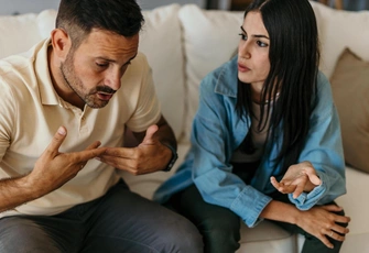 «Муж тратит все наши деньги на своих родственников — то вещи купит, то отпуск оплатит»