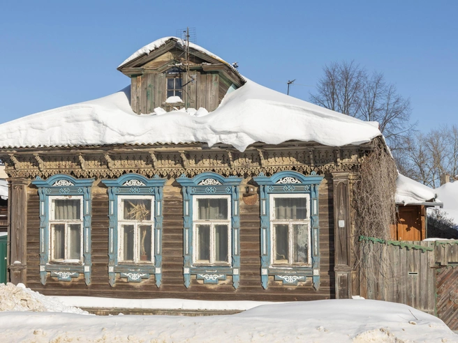 Между современными коттеджами находится дом с резными наличниками. | Источник: Артем Бауман / 76.RU