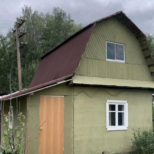 Площадь дома&nbsp;— 12 квадратных метров, его недавно отремонтировали снаружи и внутри, но на втором этаже ремонт еще не закончен | Источник: «Циан»