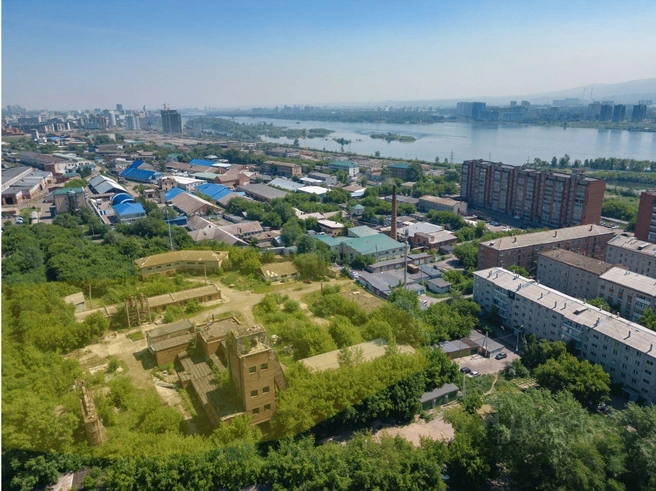 Территорию продают под застройку. На заднем плане видна труба котельной | Источник: ЦИАН / krasnoyarsk.cian.ru