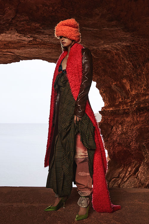 Фото №5 - Цветные шубы, вязаные брюки и венец из перьев: коллекция Attico осень-зима 2021
