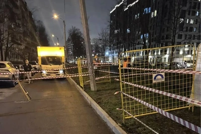 В Петербурге прорыв воды наклонил фонарные столбы