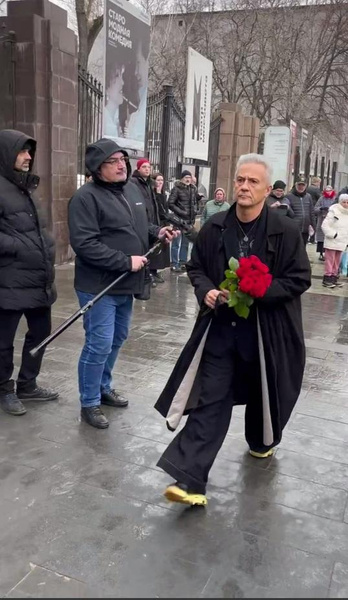 Алентовой стало плохо у гроба, а Машков не проронил ни слова: как прошло прощание с Александром Ширвиндтом
