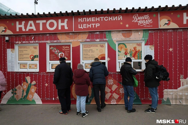 Фото очередей у клиентского центра ВДНХ в будний день (слева) и новогодние каникулы (справа) | Источник: Артем Устюжанин / MSK1.RU