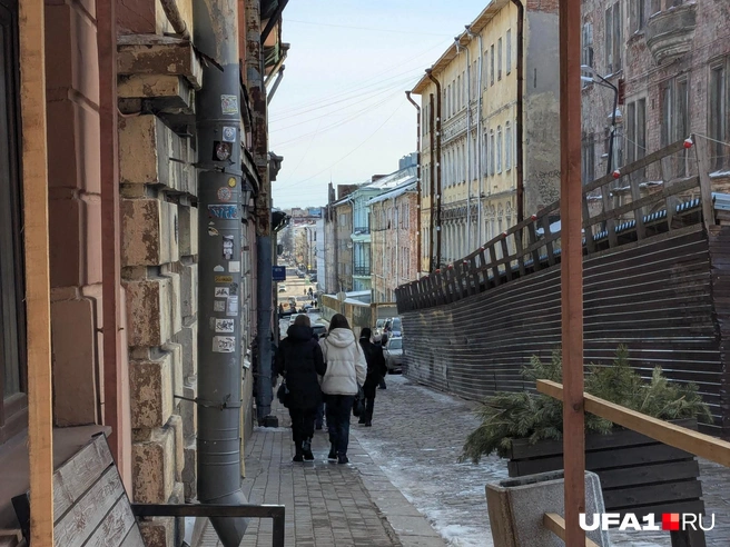 Здание за забором скоро либо разберут, либо оно само упадет | Источник: Булат Салихов / UFA1.RU