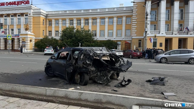 Летел как бешеный. Смертельное ДТП с Mercedes в самом центре Читы попало на видео — жуткие кадры | Источник: «Чита.Ру»