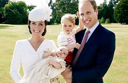 Августейшее семейство в полном составе: Кейт Миддлтон с принцессой Шарлоттой на руках и принц Уильям на руках с принцем Георгом