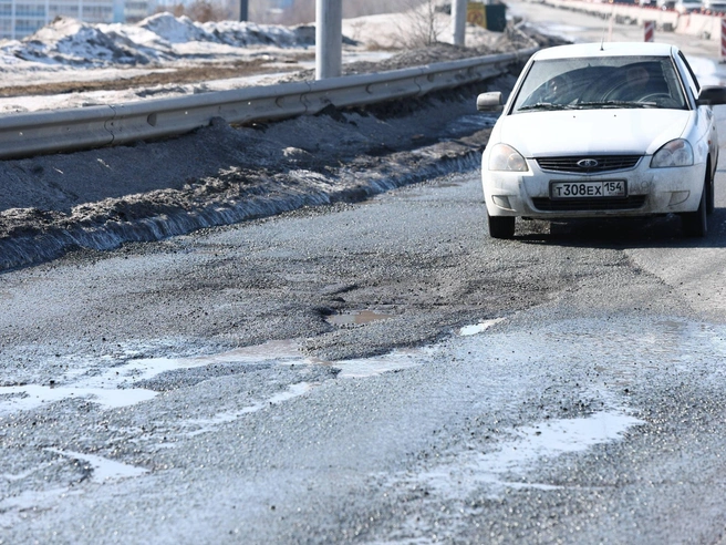 Ремонт съездов с моста не запланирован, поэтому водители вынуждены объезжать образовавшиеся выбоины. | Источник: Александр Ощепков / NGS.RU
