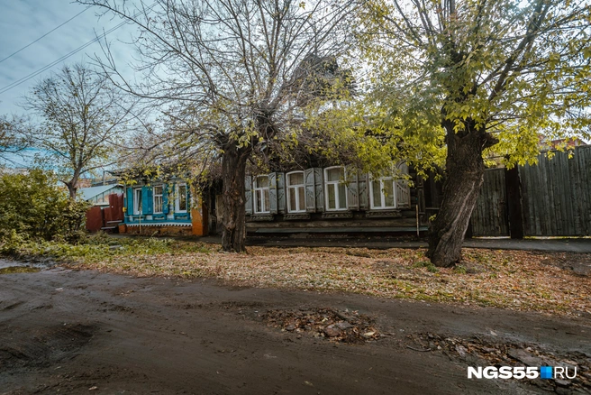 Башенка скрывается за деревьями | Источник: Кирилл Башинский / NGS55.RU