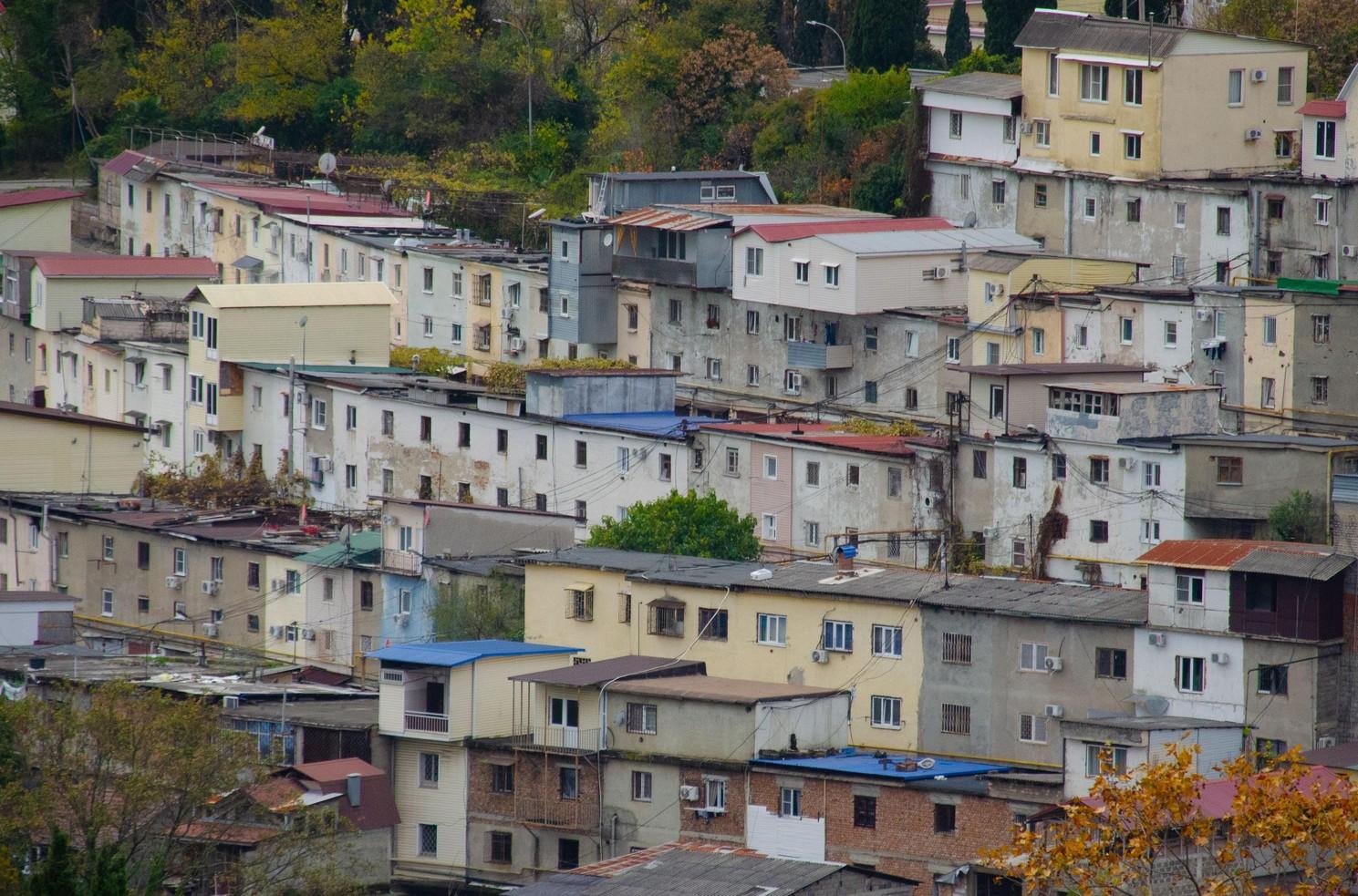 Бери, пока не снесли! Жилые гаражи-многоквартирники есть только в Сочи. Их продают за миллионы рублей  смотрим цены