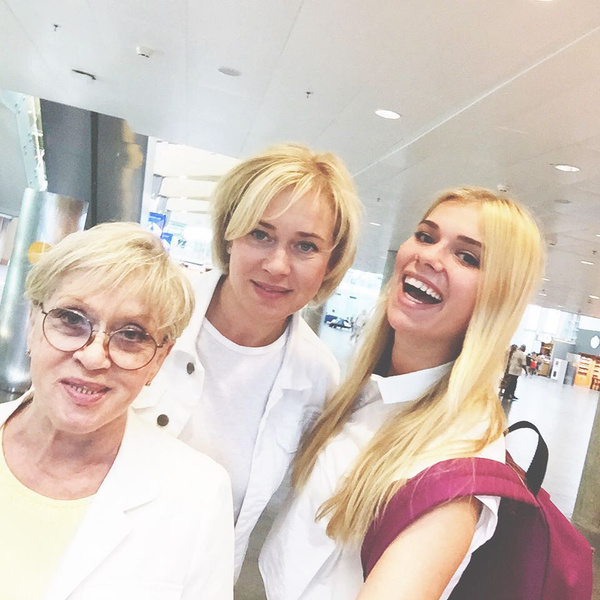 Алиса Фрейндлих с дочкой Варварой и внучкой Анной