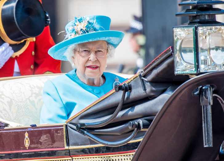 Королевская семья почтила память Елизаветы II, умершей год назад. Принц Гарри держался в стороне