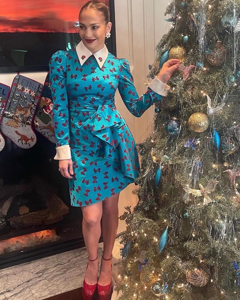 Помолодевшая Дженнифер Лопес в игривом платье отметила Рождество — фото
