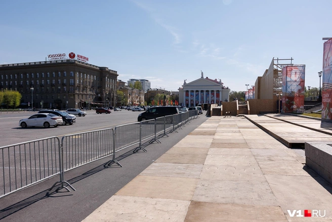 Зато автомобилисты могут на некоторое время воспользоваться внезапно открывшейся парковкой | Источник: Алексей Волхонский / V1.RU