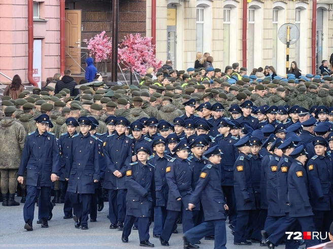 С нескрываемой гордостью шли, поглядывая на собравшихся зрителей, юные кадеты | Источник: Юлия Мальцева / 72.RU 