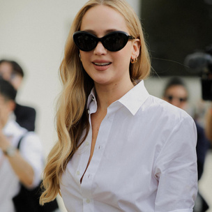 Как небанально носить белую рубашку с черной юбкой: показывает Дженнифер Лоуренс на Неделе моды в Париже