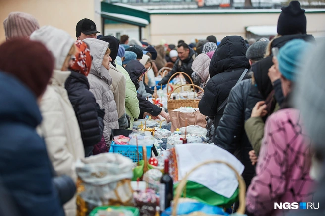 На территории собора собрались десятки новосибирцев. Освятить куличи пришли как взрослые, так и дети | Источник: Александр Ощепков / NGS.RU