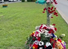 Москвичи организовали стихийный мемориал на месте ДТП, где 18-летняя автоледи сбила троих детей