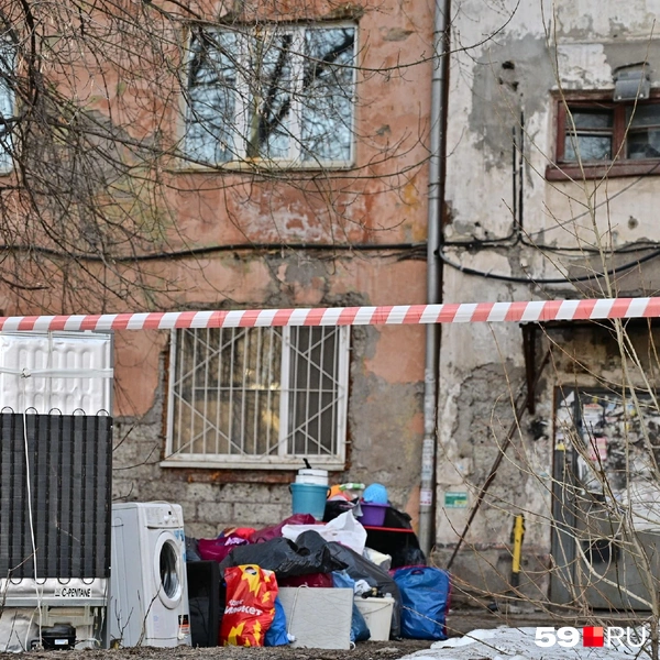 Жильцы забирают бытовую технику и одежду | Источник: Василина Любимова / 59.RU