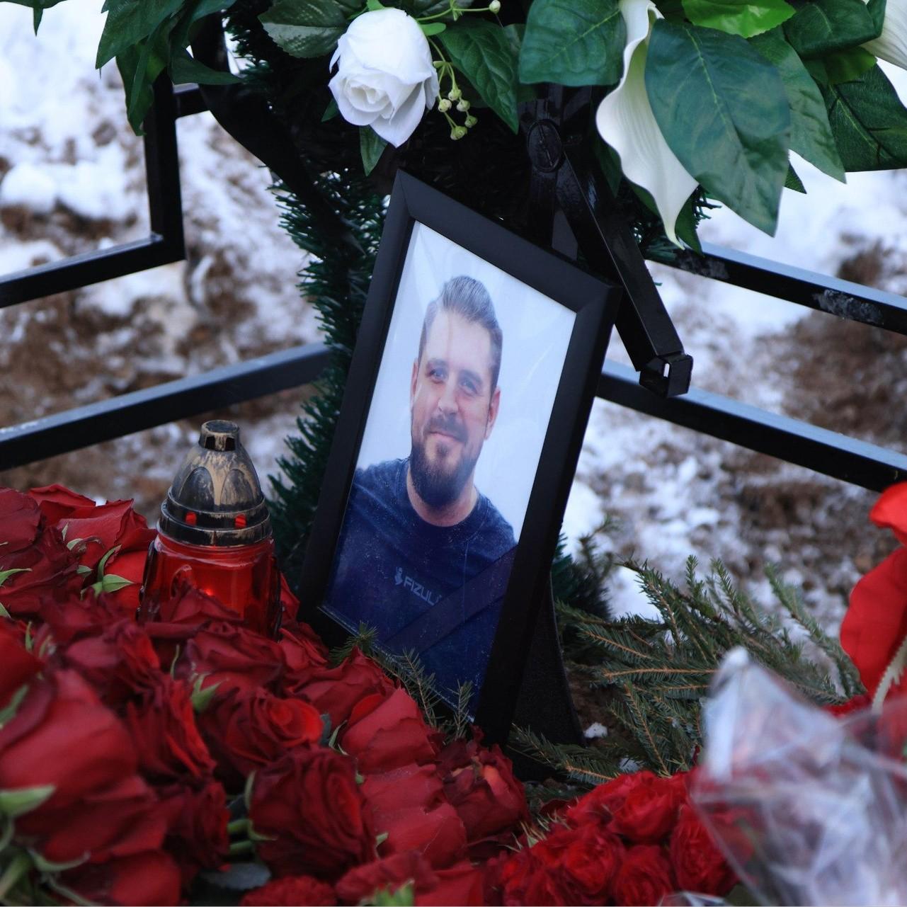 Мама держится, жене стало плохо, воспитанник рыдает: близкие собрались у гроба пловца Николая Свечникова