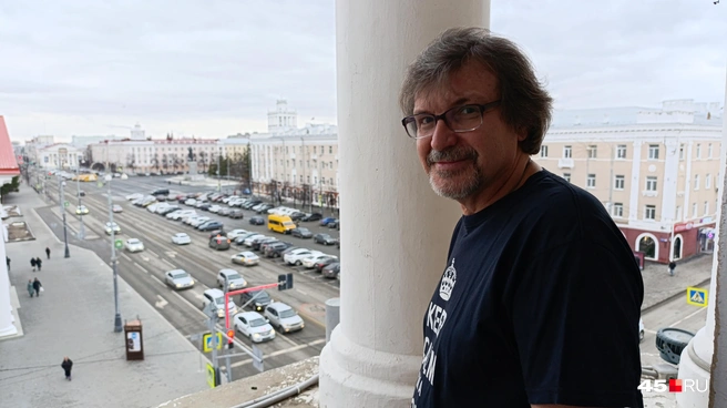 В разные периоды своей жизни Вадим Евгеньевич занимался авиаспоттингом и автопутешествиями по Зауралью, учил американских детей-бойскаутов, слушал The Beatles с учениками на уроках и давал им необычные задания | Источник: Надежда Тихомирова / 45.RU