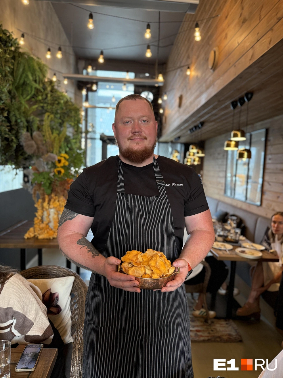 Роман Сокотов с лисичками | Источник: Ирина Шутько / E1.RU