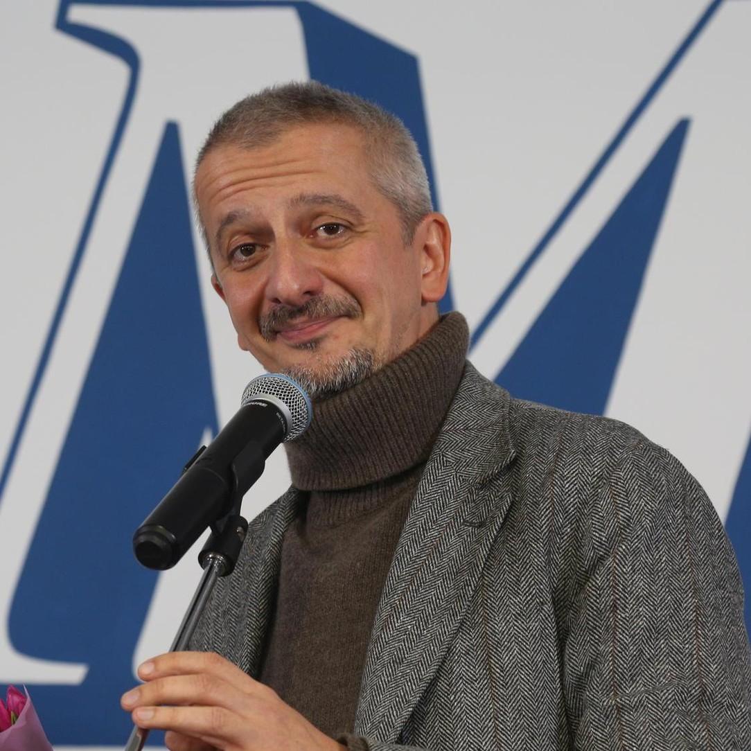 Ушедший после скандала из Школы-студии МХАТ Богомолов поздравил Хабенского и Безрукова: «Сил и терпения!»