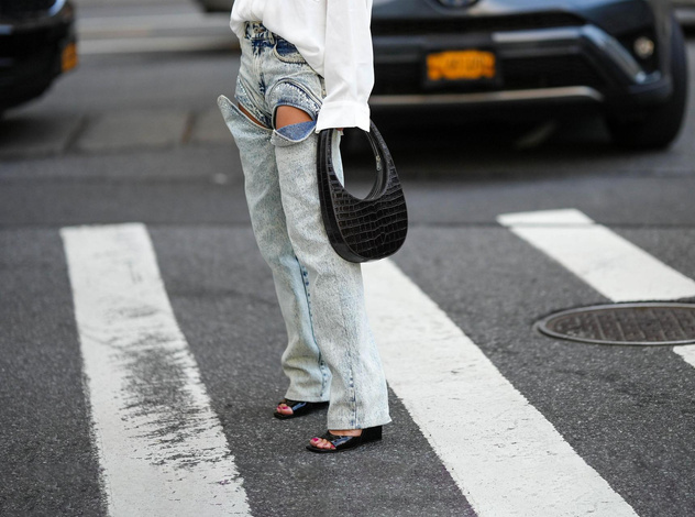 Как подобрать босоножки под джинсы, чтобы выглядеть дорого: модные сочетания, о которых вы не знали