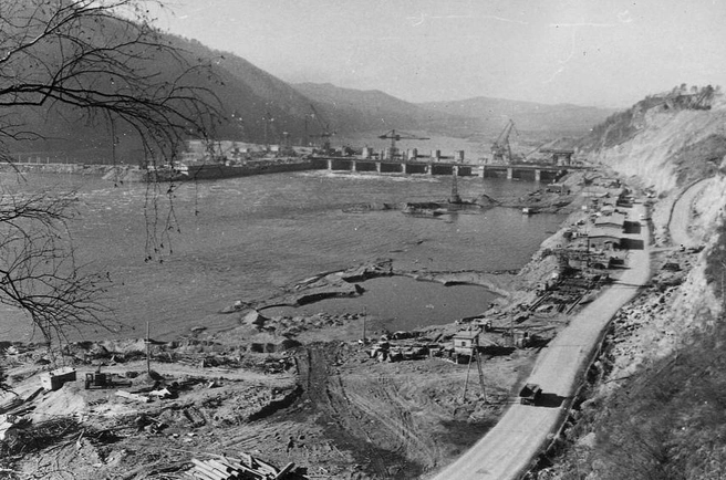 1959–1960 годы. Перемычки левобережного котлована отгораживают часть Енисея. Впереди — первый бетон и перекрытие русла | Источник: ussrnaturetransformation.tilda.ws