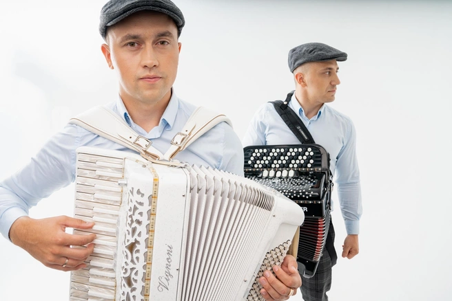 Артем (слева) пошел в музыкалку, потому что друг семьи был преподавателем в музыкальной школе | Источник: Артем Завьялов