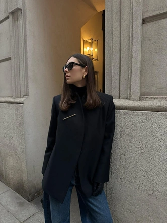 Главный аксессуар сезона: броши и булавки, которые меняют правила игры