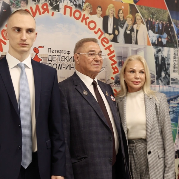 Во время Владислава Тюльпанова сопровождала мама