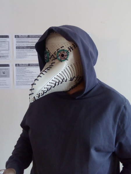 Русский айтишник показал, как сделать маску чумного доктора из корпуса старого компьютера (фотоинструкция)