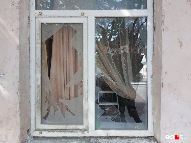 Мэр пообещал местным жителям помочь с разбитыми окнами | Источник: 93.RU