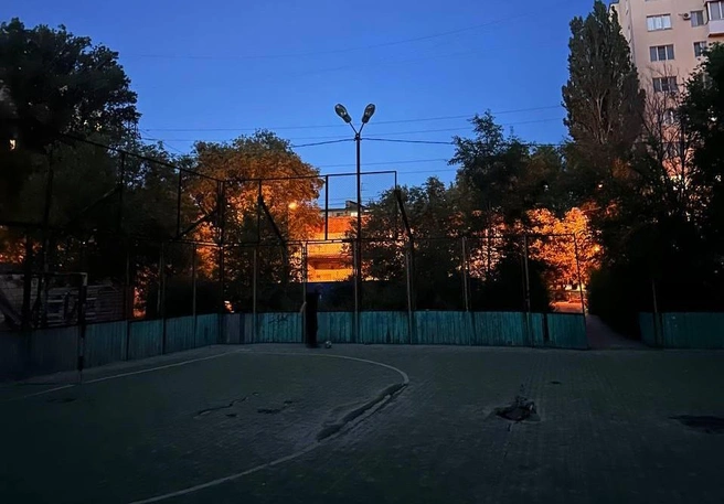Площадка хоть и требует ремонта, но очень популярна у жителей соседних домов | Источник: читатели V1.RU